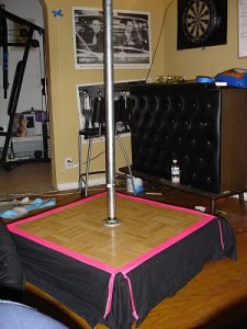 stripper pole (themaven @ wiki).jpg