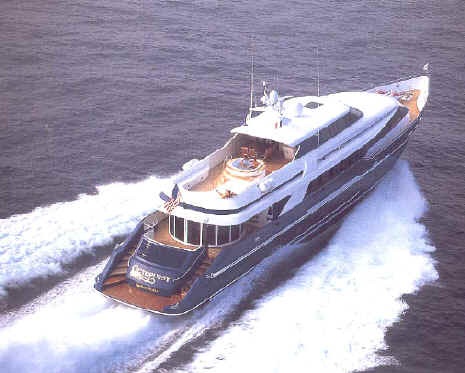 octopussy_bond_boat_luxury_motoryacht.jpg